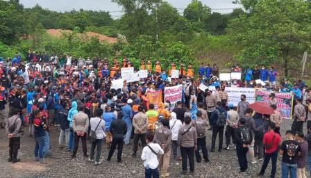 Para sopir saat melakukan aksi demo. (foto: dok)