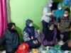 Mensos RI Tri Rismaharani saat menjenguk anak penyandang disabilitas yang menjadi korban kekerasan, di Kampung Sinarbakti, Desa Buniasih, Kecamatan Tegalbuleud, Kabupaten Sukabumi, Jabar, Jumat (3/12/2021). [ANTARA/Aditya Rohman]