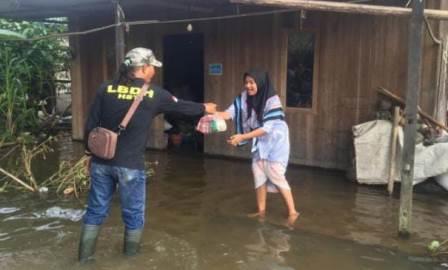 Relawan saat membagikan bantuan. (foto: ramli)