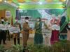 Bupati HSS menyerahkan hadiah kepada Duta Lingkungan Kabupaten HSS. (foto: humas)