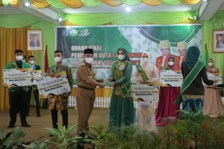 Bupati HSS menyerahkan hadiah kepada Duta Lingkungan Kabupaten HSS. (foto: humas)