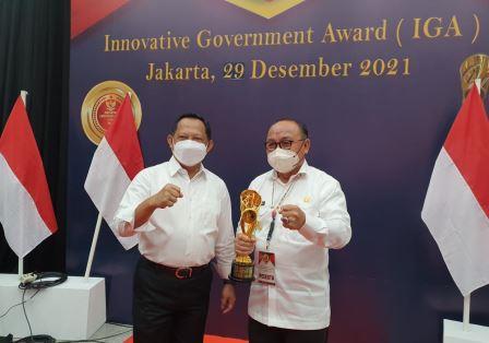 Bupati Tabalong, Anang Syakhfiani menerima penghargaan IGA 2021 dari Menteri Dalam Negeri, M Tito Karnavian. (foto : prokopim tabalong)