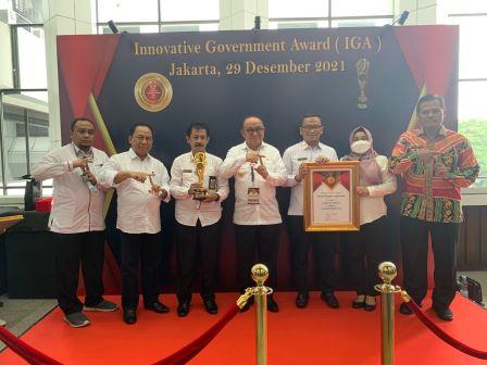 Bupati Tabalong, Anang Syakhfiani menerima penghargaan IGA 2021 dari Menteri Dalam Negeri, M Tito Karnavian. (foto : prokopim tabalong)