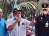 Ketua KSPSI Kalsel, Sumarlan(tengah) didampingi Ketua Federasi Serikat Pekerja Metal Indonesia(FSPMI) Kalsel, Yoeyoen Indarto dan Kadisnaker Prov Kalsel, Siswanto sewaktu orasi dalam aksi turun ke jalan.(foto: leon)