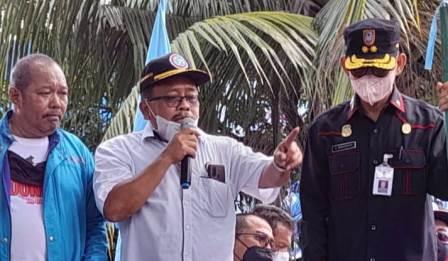 Ketua KSPSI Kalsel, Sumarlan(tengah) didampingi Ketua Federasi Serikat Pekerja Metal Indonesia(FSPMI) Kalsel, Yoeyoen Indarto dan Kadisnaker Prov Kalsel, Siswanto sewaktu orasi dalam aksi turun ke jalan.(foto: leon)