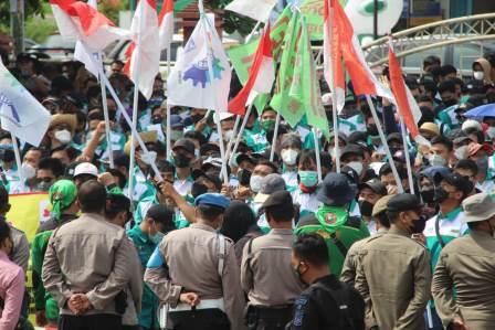 Aksi unjuk rasa damai oleh ribuan buruh di depan kantor DPRD Tabalong. (foto : arif)