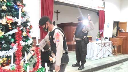 Sterilisasi gereja-gereja di Tabalong oleh petugas gabungan. (foto : humas polres tabalong)
