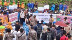 Par pekerja tambang melakukan aksi damai menyampaikan aspirasi, Senin (13/12/2021). (Sumber Foto: ist)