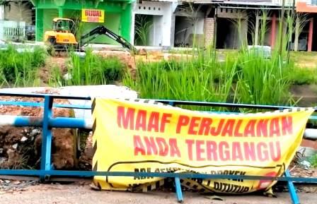 Pelebaran jalan dan perbaikan drainase di kawasan Jl Sekumpul, Kota Martapura, Kalsel.