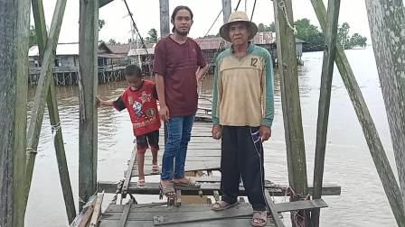 Warga, H Harun saat berada di mulut jembatan gantung. (foto: leon)