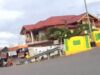 PKL di kawasan jembatan Gerilya tidak nyaman dipandang, terlihat kumuh dan menutupi rumah warga.(foto: leon)