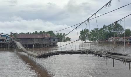 Kondisi jembatan nyaris runtuh seperti naga. (foto: Leon)