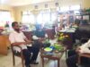 Dinas Pendidikan saat menemui MA di sekolahnya di SD Alalak Utara Kecamatan Banjarmasin Utara di dampingi guru sekolah.(foto: dok)