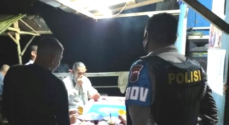 Anggota polisi melaksanakan patroli di malam hari. (foto: ramli)