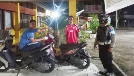 Anggota polisi melaksanakan patroli di malam hari. (foto: ramli)
