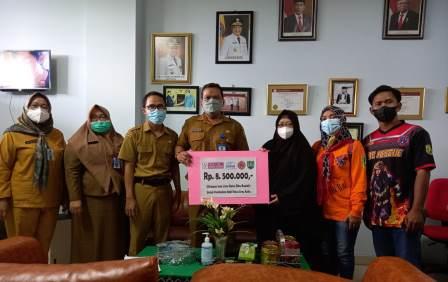 Penyerahan bantuan oleh KS2 kepada manajemen RSUD HBK. (foto : KS2)