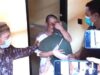 Hamdiah memeluk Muslim saat menjemput suaminya itu di sel tahanan Kejari Banjarmasin.(foto: leon)