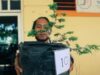 Ruswanto, warga Desa Hayup, Kecamatan Haruai Tabalong memamerkan bonsai hasil karyanya. (foto : arif)
