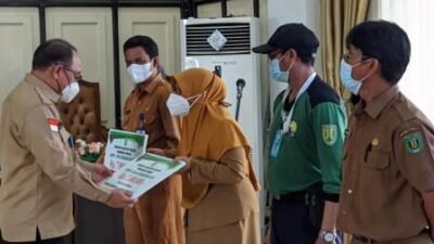Apresiasi Kinerja TPS 3R dan Bank Sampah, Bupati Tabalong Berikan Penghargaan