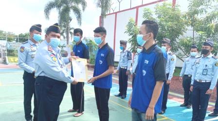 Kepala Lapas Tanjung, Heru Yuswanto menyerahkan surat remisi khusus Keagamaan Hari Raya Natal tahun 2021 kepada tiga warga binanannya. (foto : humas lapas tanjung)