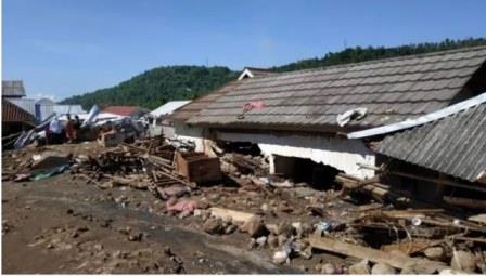 Sebanyak 404 rumah di Desa Lembah Sari, Lombok Barat, Nusa Tenggara Barat, mengalami kerusakkan diterjang banjir bandang pada Senin (6/12/2021). [Foto : ANTARA]