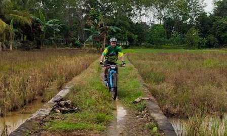 Panitia mencoba jalur yang akan dilalui peserta Tabalong Bike Adventure. (foto : Panlak TBA)