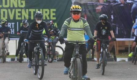 Bupati Tabalong Anang Syakhfiani, Kapolres Tabalong AKBP Riza Muttaqin, Dandim 1008/Tabalong Letkol Inf Ras Lambang Yudha, ikut gowes bersama peserta Tabalong Bike Adventure 2021. (foto : arif)