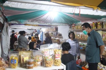 Suasana di stand gabungan IKM binaan Disperindag Tabalong. (foto : arif)