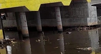 Sungai Kelayan B di bawah Jembatan Geriliya Banjarmasin Selatan ini bukan hanya hitam pekat, tetapi juga sangat kotor. 