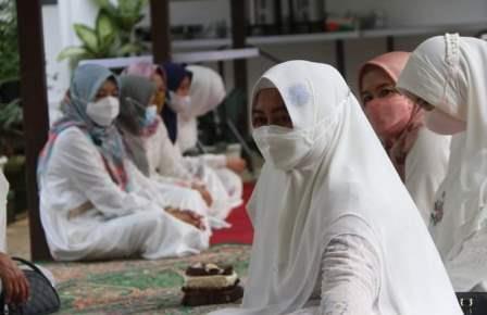 Ibu-ibu juga terlibat dalam acara syukuran. (foto: humas)