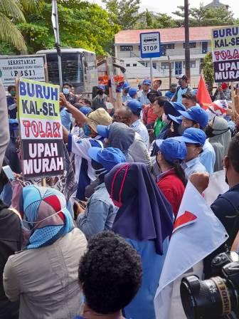 Buruh melakukan aksi di Banjarmasin. (foto: leon)