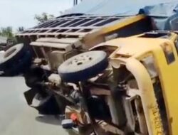 Truk Bermuatan Sembako Terbalik di Jalan Lintas Provinsi Pantai Hambawang, Kalsel