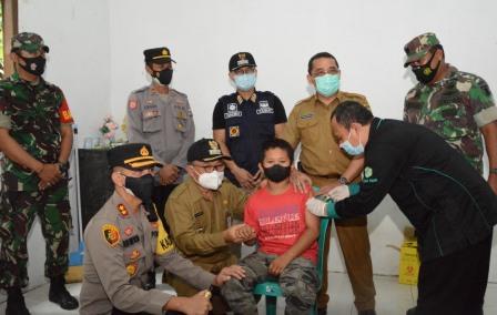 Pemantauan vaksinasi oleh Bupati Tabalong dan forkompimda. (foto : Prokopim Tabalong)