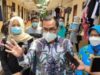 Wakil Wali Kota Tangerang Selatan Pilar Saga Ichsan saat menyambangi kediaman salah satu siswi yang menjadi korban pelecehan seksual pegawai honorer Kelurahan Jombang, Ciputat, Tangsel, Kamis (16/12/2021). [SuaraJakarta.id/Wivy Hikmatullah]