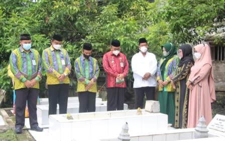 Bupati Tabalong, Anang Syakhfiani pimpin upacara peringatan HUT ke 56 Tabalong. (foto : arif)