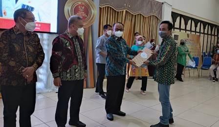 Bupati Tabalong memberikan penghargaan.