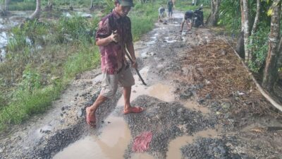 Jalan Kuin Besar Kecamatan Aluh-Aluh Dibiarkan Hancur, Selama Puluhan Tahun Warga Perbaiki Secara Swadaya