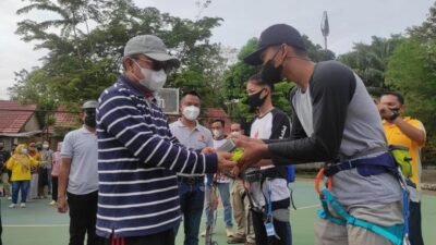 Bupati Tabalong Serahkan Bantuan Alat Tanding dari Kemenpora Kepada Dua Cabor Unggulan