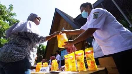 Penurunan harga minyak goreng belum dirasakan masyarakat Barabai.