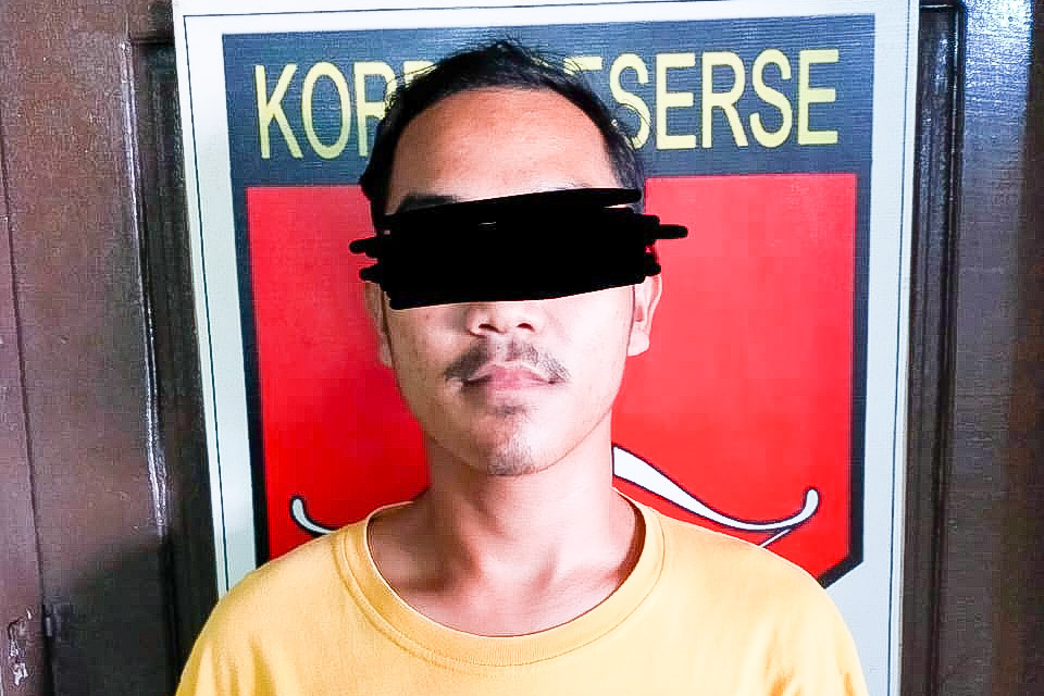Tersangka saat diamankan pihak kepolisian.