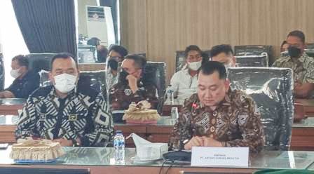 Direktur Utama PT AGM, Widada saat memberikan penjelasan di forum RDP DPRD Kalsel.(foto: leon)