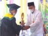 Penyerahan penghargaan kepada santri yang memperoleh nilai tertinggi.