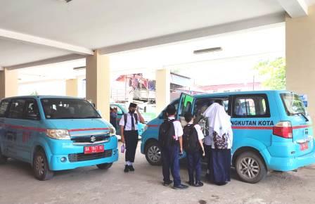 Sejak diberlakukannya PTM, pelajar di tabalong kembali menggunakan angkutan gratis dishub tabalong. (foto : Arif)