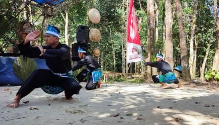Pertunjukkan seni beladiri. 