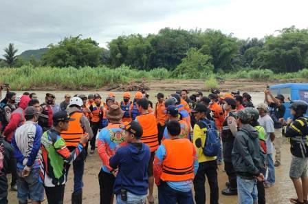 Para relawan melakukan pencarian terhadap korban.