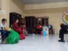 Anggota Satpol PP Tabalong menjaring badut jalanan. (foto: arif)