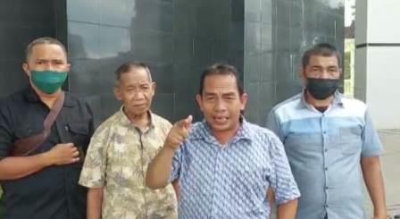 Aliansyah bersama rekan - rekannya saat wawancara dengan media ini.( foto: leon)