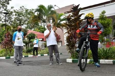Bupati HSS melepas Bupati Tabalong. 