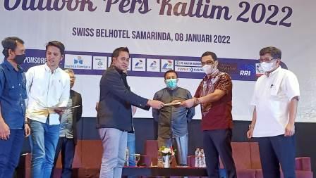Ketua JMSI Kaltim saat menyerahkan rekomendasi hasil konvensi media siber disaksikan Ketua SMSI Kaltim Rahman, Sekretaris AMSI Kaltim Yani dan Agung Dharmajaya dalam acara Outlook Pers Kaltim, Sabtu (8/1/2022) di Swiss-bellhotel Samarinda