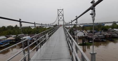 Mur pengikat jembatan ini banyak yang hilang.